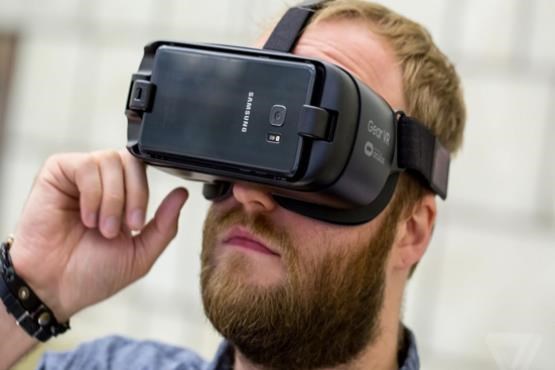 Gear VR جدید سامسونگ در کنار گلکسی اس 8 با کنترلرهای اختصاصی معرفی می‌شود