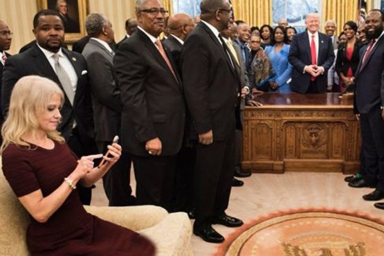 انتقاد از شیوه نشستن مشاور ترامپ روی مبل دفتر رئیس جمهور +عکس