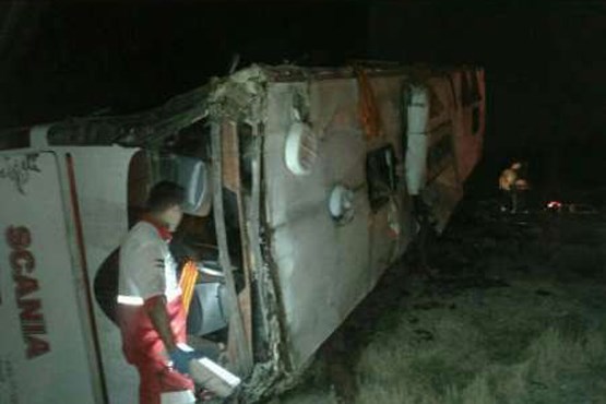 2 کشته و 9 زخمی بر اثر سقوط اتوبوس به دره+عکس