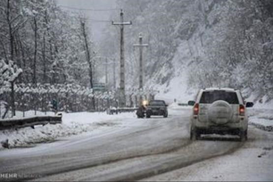 بارش برف در محورهای شمال غربی کشور/ ترافیک روان در چالوس و هراز