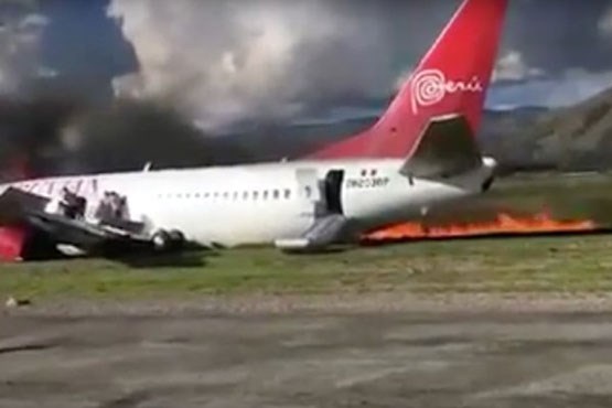 هواپیمای پرو با ۱۴۱ سرنشین آتش گرفت