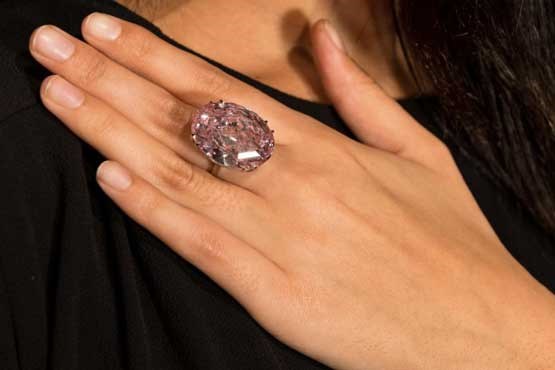 انگشتر الماس ۷۵۰ هزار پوندی گم شد +عکس