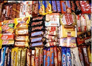 واردات بی‌رویه شیرینی و شکلات تولید ملی را نابود کرده/قانون منع ورود کالای لوکس به مجلس می‌رود