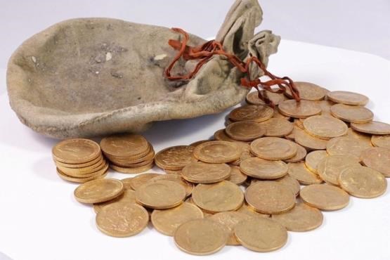 بازداشت زنی که قصد توزیع سکه های تقلبی را داشت