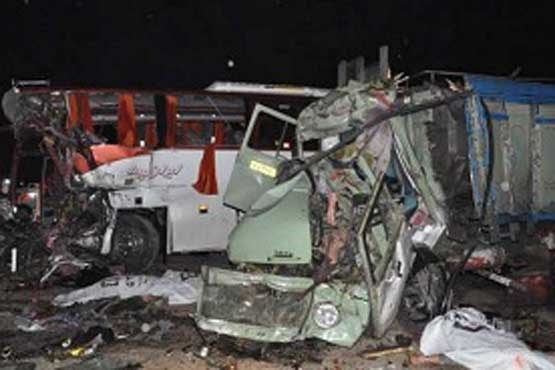 19 کشته و زخمی در تصادف اتوبوس و کامیون