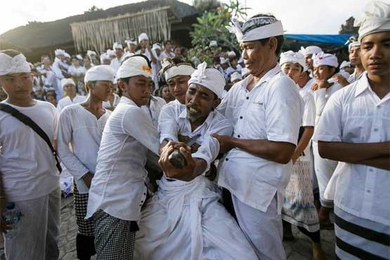 فرو کردن خنجر به بدن در یک مراسم آیینی در اندونزی! + عکس