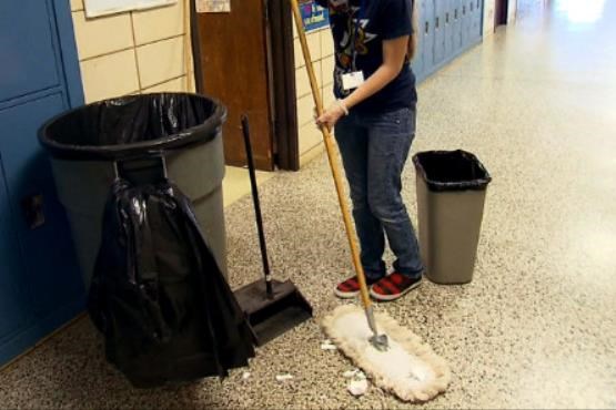 تجاوز زن نظافتچی به دانش آموز دبیرستانی+عکس
