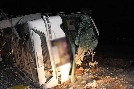 12 زخمی بر اثر تصادف تریلی و اتوبوس در دیهوک