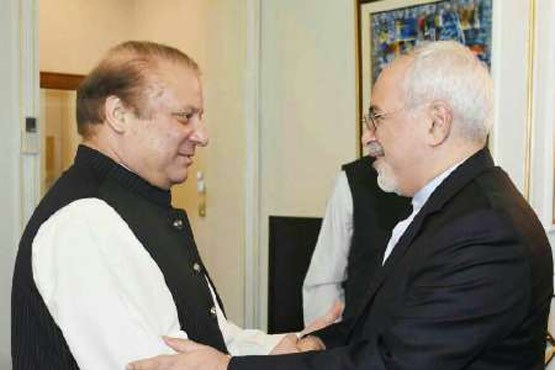 ظریف با نخست وزیر پاکستان ملاقات کرد/تاکید بر حل مسائل مرزی محور گفت وگوها