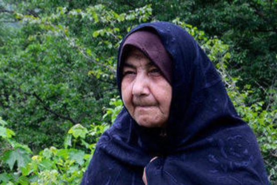 مادری دست به ذکر و چشم انتظار در حوالی معدن یورت + عکس