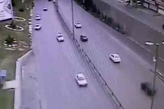فیلم تصادف شدید خودرو ۲۰۶ در بزرگراه شهید خرازی