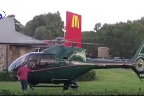 خلبان گرسنه مقابل رستوران به زمین نشست! + فیلم