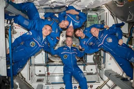 فضانوردان چگونه در ایستگاه فضایی بین المللی زندگی می کنند ( +فیلم با دوبله فارسی)