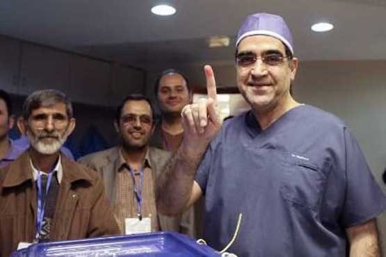 وزیر بهداشت با لباس جراحی رای خود را به صندوق انداخت + عکس