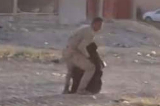 لحظه نجات پیرزن در زیر رگبار داعشی‌ها+فیلم