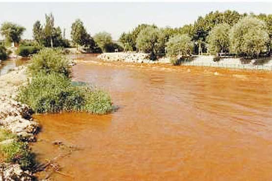 قرمز شدن آب رودخانه زاینده رود
