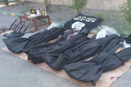 اجساد و ادوات ۴ فرد به هلاکت رسیده همراه با پرچم داعش +عکس