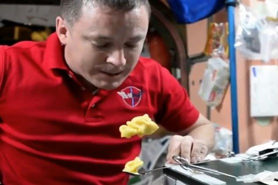 غذاخوردن جالب یک فضانورد + فیلم