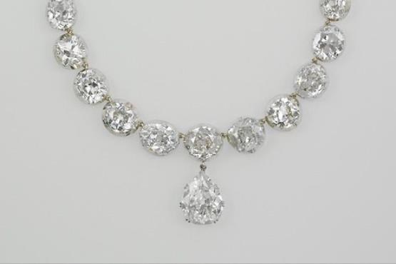 برای خرید این گردن بندهای الماس باید خانه و زندگی تان را بفروشید! +تصاویر