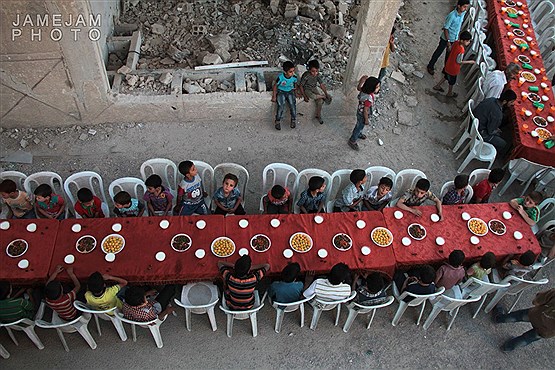 ضیافت افطار در مناطق جنگ زده سوریه