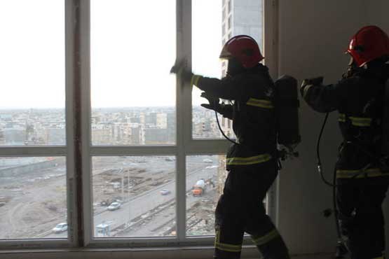 عملیات نفسگیر آتش‌نشان‌ها / نجات کارگر بیهوش در ارتفاع ۲۷ متری