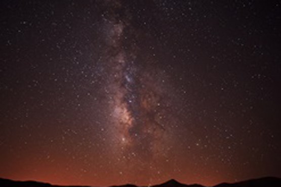 تایم لپس کهکشان راه شیری و ستاره قطبی در آسمان قم