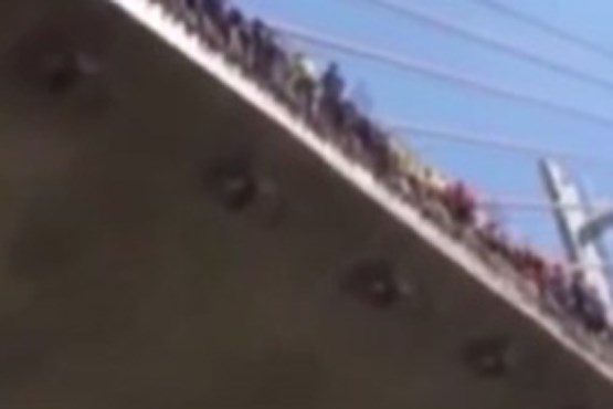 سقوط هیجان انگیز دسته جمعی از بالای پل