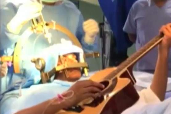 نواختن گیتار هنگام عمل جراحی مغز