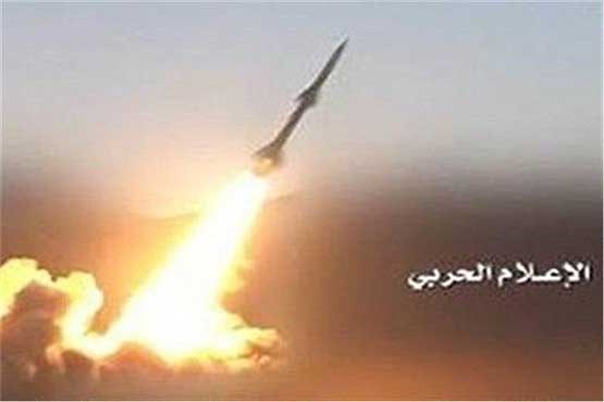 یمنی ها پایگاه مزدوران سعودی را با موشک هدف قرار دادند