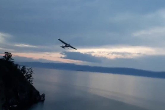 لحظات سقوط یک هواپیما داخل آب + فیلم