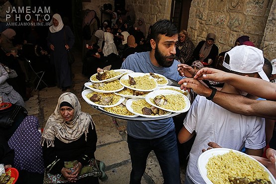 توزیع غذا بین معترضین فلسطینی مقابل مسجد الاقصی