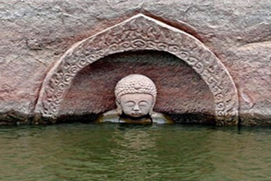 مجسمه بودا کف دریاچه خوابیده بود!
