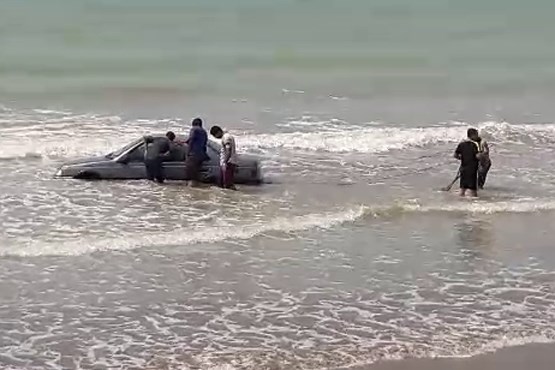 غرق شدن خودرو سواری در دریای بندرعباس