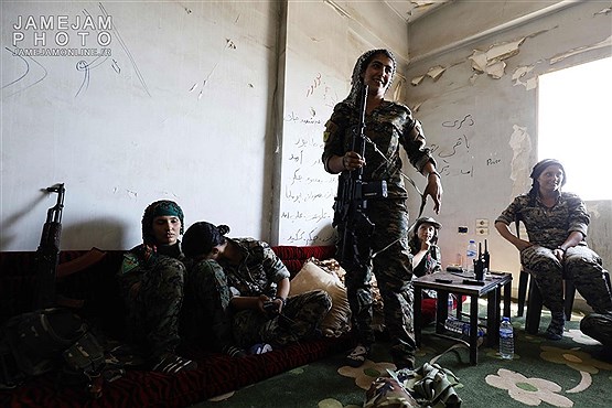 نظامیان زن کرد در نبرد با داعش