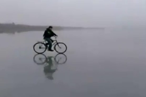 عاقبت دوچرخه سواری بر سطح دریاچه یخزده
