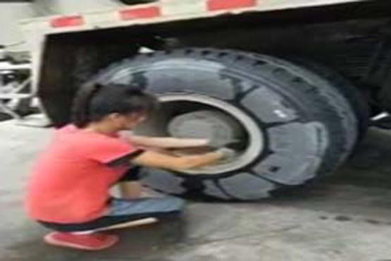 توانایی یک دختر در تعویض چرخ کامیون ها