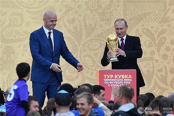 پوتین و رییس کاپ فیفا جام جهانی 2018 را بدرقه کردند / جام جهانی به ایران می آید +تصاویر