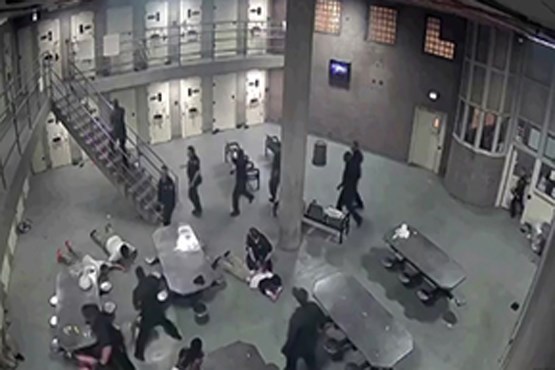 یورش زندانیان به دو مامور پلیس آمریکا