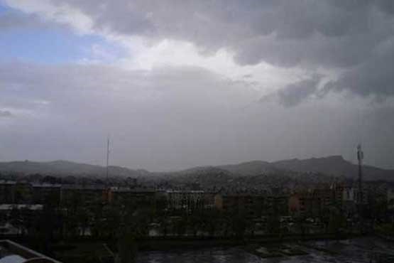 بارش باران در مناطق زلزله زده کرمانشاه آغاز شد