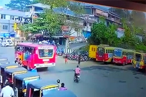 اتوبوس از روی موتورسوار عبور کرد