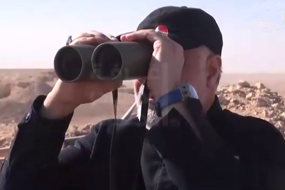 حضور سردار سلیمانی در عملیات آزادسازی شهر المیادین سوریه (فیلم)