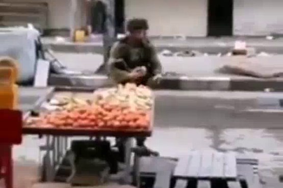 افسر اسرائیلی میوه دستفروش فلسطینی را دزدید (فیلم)