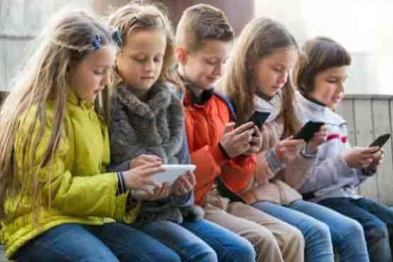 فرانسه استفاده از موبایل را در مدارس ممنوع می کند + عکس