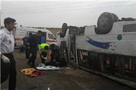 مصدومیت 35 مسافر به دلیل واژگونی مینی‌بوس