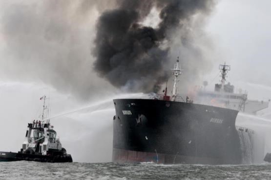 وضعیت نامشخص سرنشینان نفت‌کش ایرانی/ آتش‌سوزی مهار نشده است