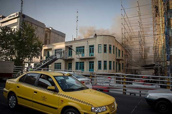 آتش‌ سوزی ساختمان قدیمی در خیابان انقلاب تهران +عکس