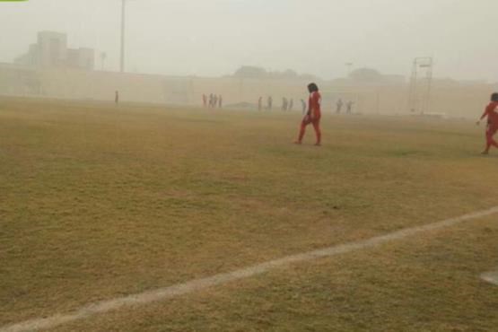 تشنج یک دختر فوتبالیست به دلیل بازی کردن در هوای اهواز / سرمربی سنندج: چرا فقط بازی مردان لغو شد؟ +عکس