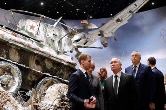 حضور پوتین در موزه جنگ + عکس