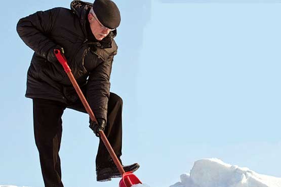 اصول حفظ سلامت در پارو کردن برف+عکس