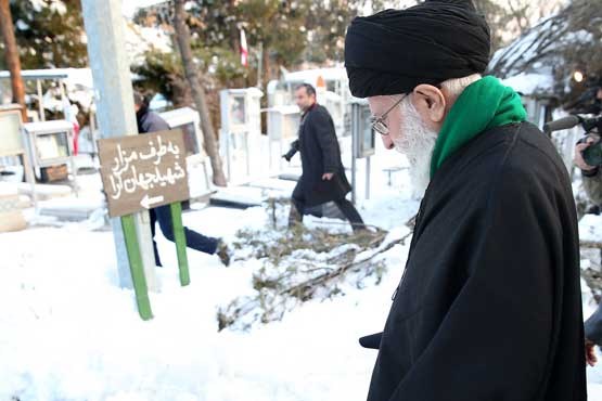 رهبر انقلاب اسلامی در مرقد امام راحل و گلزار شهدا حضور یافتند +عکس